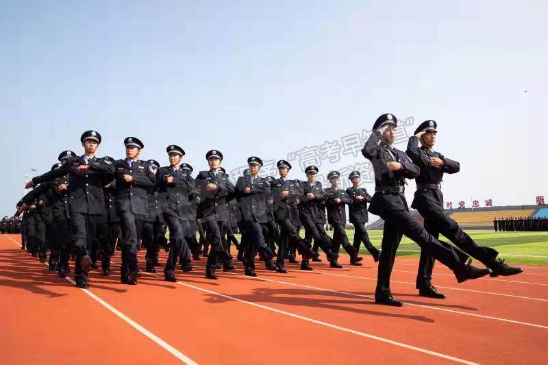 辽宁警察学院举行2021级新生军训成果汇报暨开学典礼