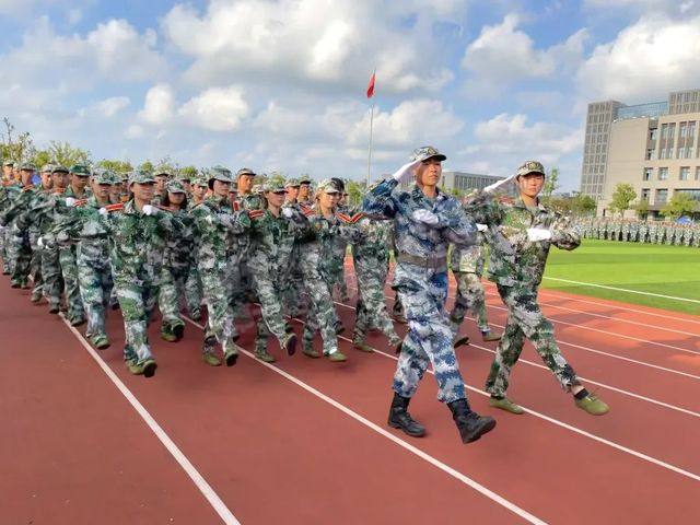 上海電力大學(xué)舉行2021級(jí)新生軍訓(xùn)閱兵暨總結(jié)大會(huì)