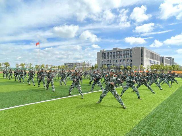 上海电力大学举行2021级新生军训阅兵暨总结大会