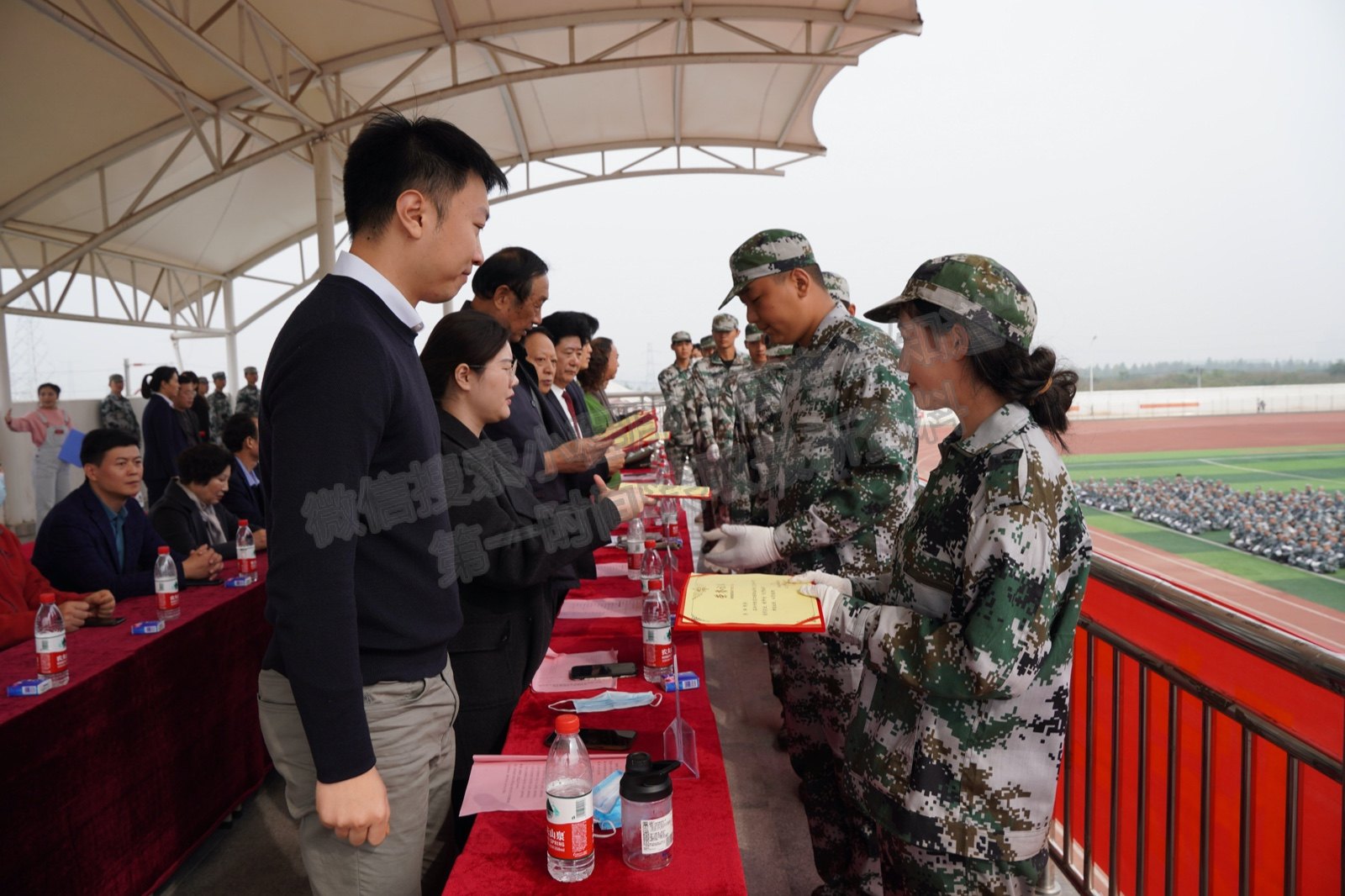 鄭州軌道工程職業(yè)學(xué)院隆重舉行2021級軍訓(xùn)匯報表演暨表彰大會