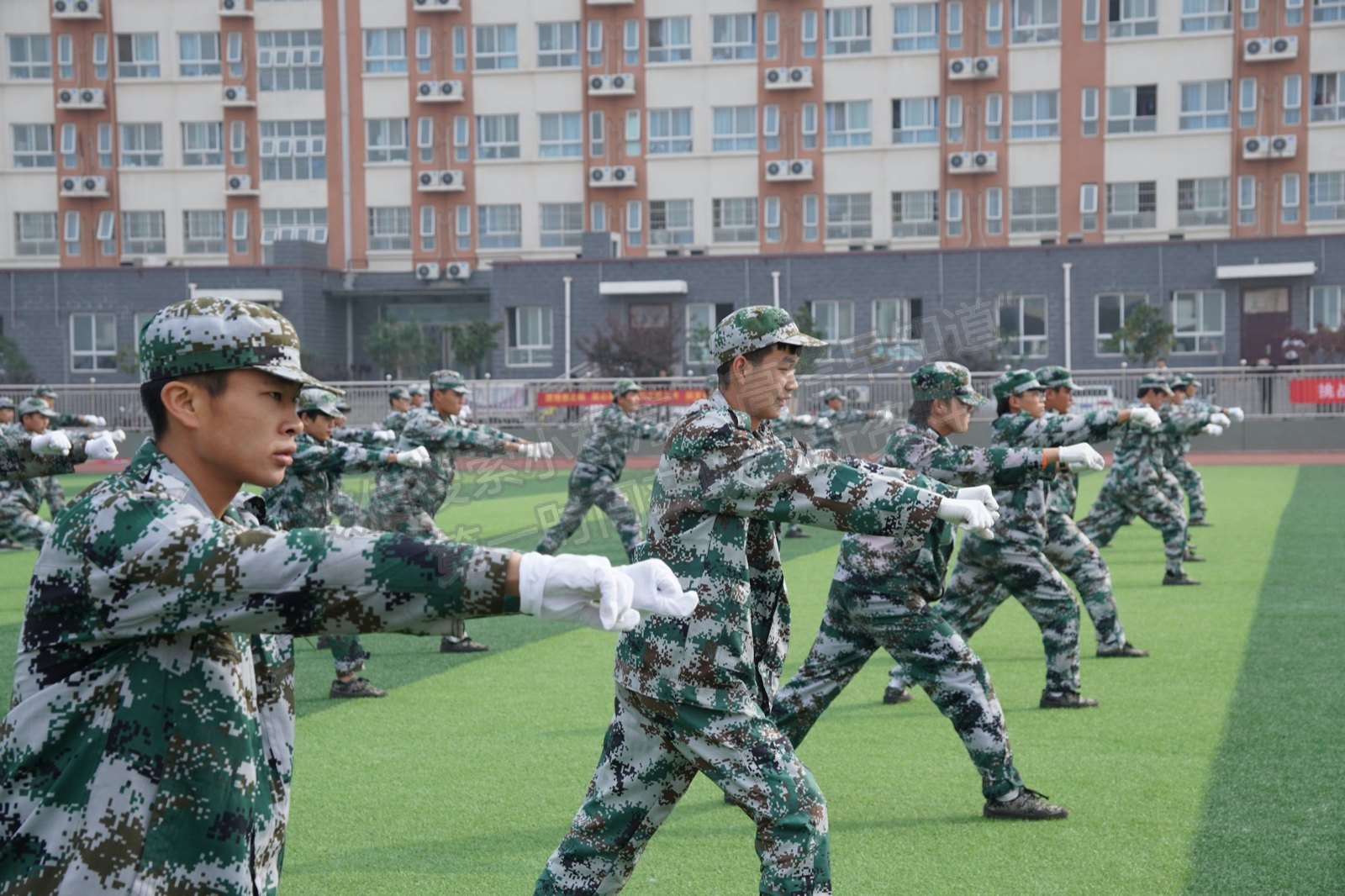 鄭州軌道工程職業(yè)學(xué)院隆重舉行2021級(jí)軍訓(xùn)匯報(bào)表演暨表彰大會(huì)