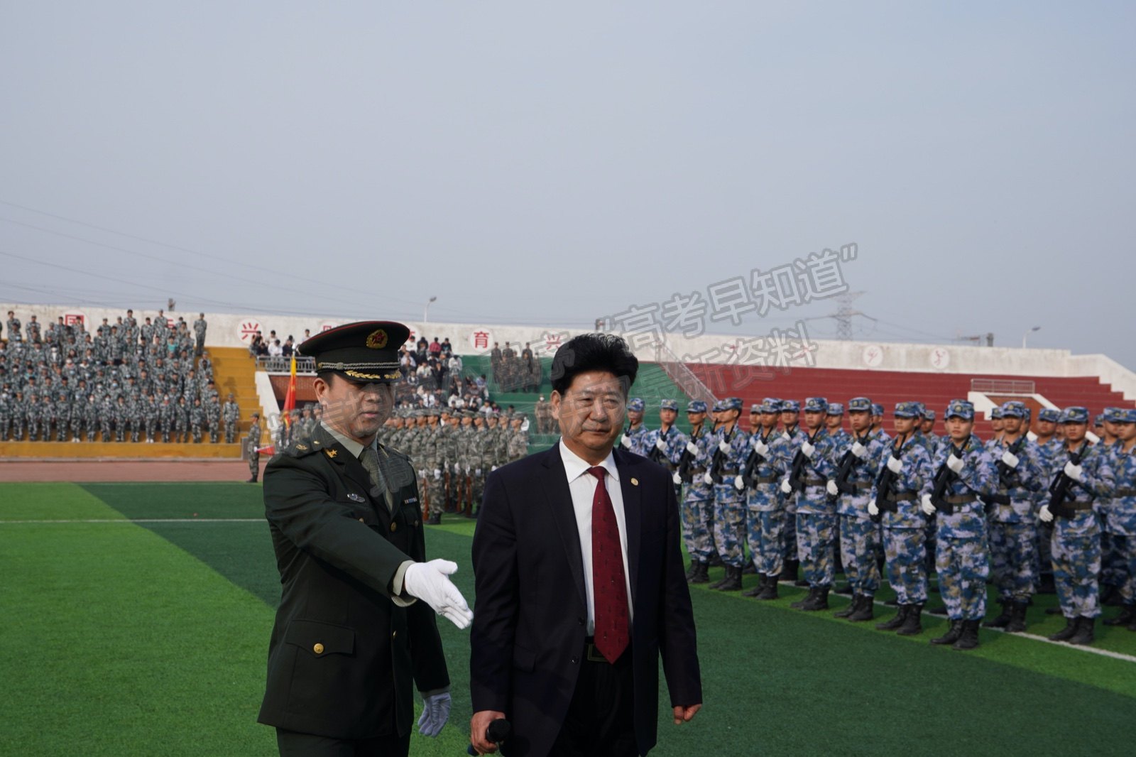 鄭州軌道工程職業(yè)學(xué)院隆重舉行2021級軍訓(xùn)匯報表演暨表彰大會