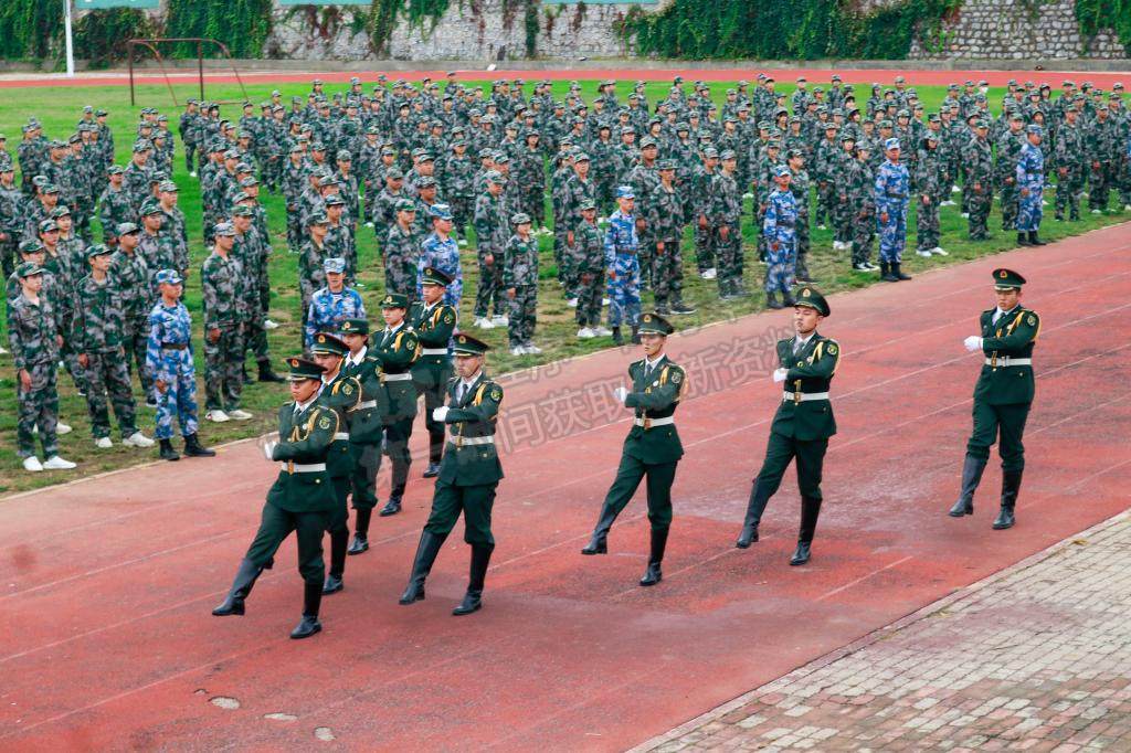 “逐夢星辰 奔赴山海”|大連楓葉職業(yè)技術學院2021年統(tǒng)招軍訓匯報表演暨開學典禮