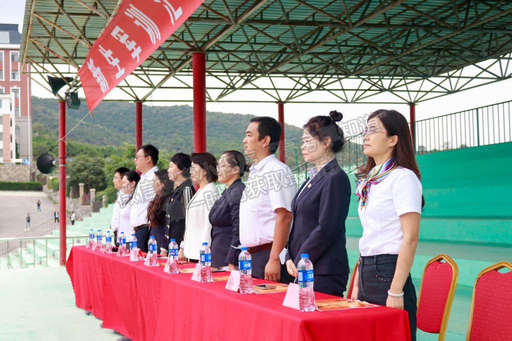 “逐夢星辰 奔赴山?！眧大連楓葉職業(yè)技術(shù)學院2021年統(tǒng)招軍訓匯報表演暨開學典禮