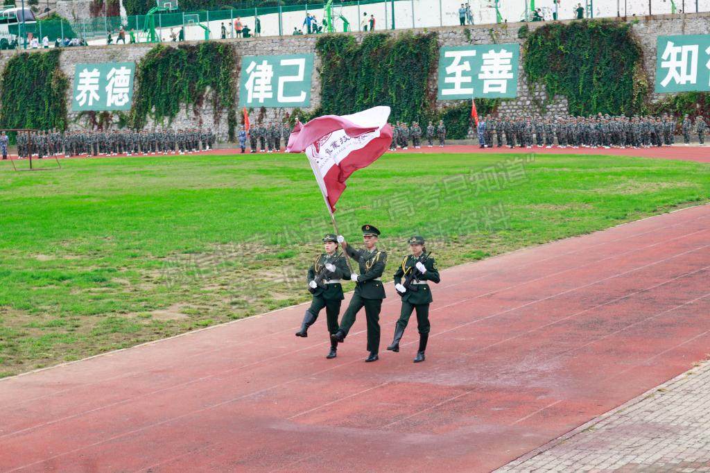 “逐夢星辰 奔赴山?！眧大連楓葉職業(yè)技術(shù)學(xué)院2021年統(tǒng)招軍訓(xùn)匯報表演暨開學(xué)典禮